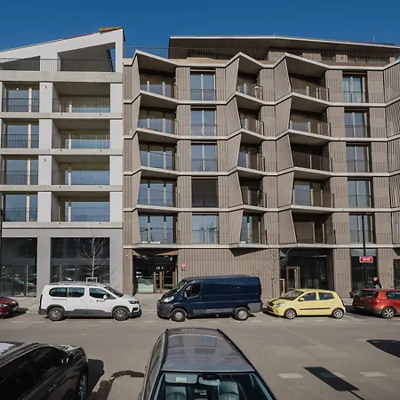 Days - With Garage And Balcony Near Center *