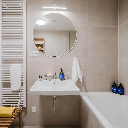 Days - With Garage And Balcony In Smichov * Prague