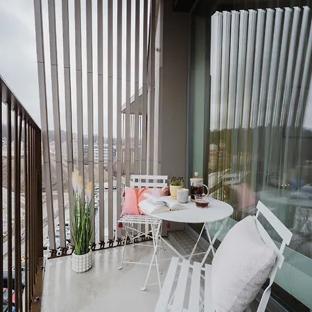 Days - With Garage And Balcony In Smichov Praga
