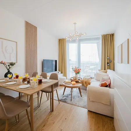 Days - With Garage And Balcony In Smichov Apartment Prague