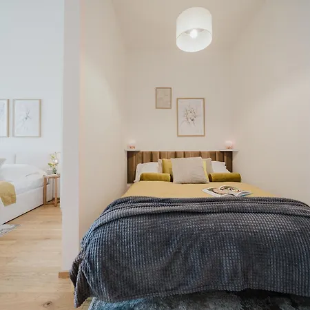 Days - With Garage And Balcony In Smichov
