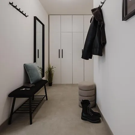 Days - With Garage And Balcony In Smichov Appartamento