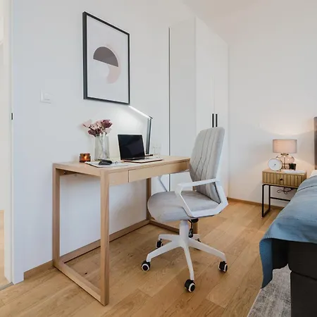 Days - With Garage And Balcony In Smichov * Praga
