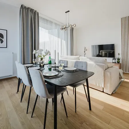 Apartment Days - With Garage And Balcony In Smichov