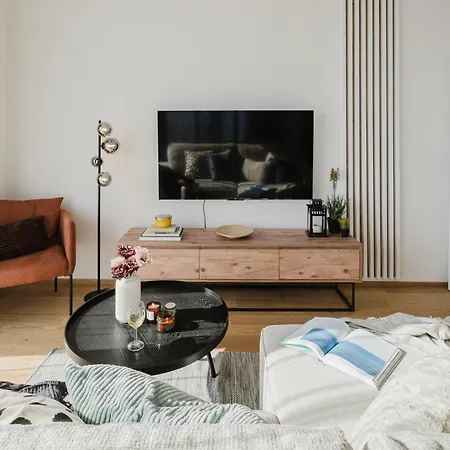 Apartment Days - With Garage And Balcony In Smichov Prague