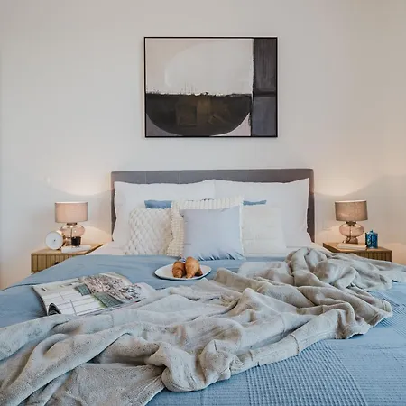 Days - With Garage And Balcony In Smichov * Prague