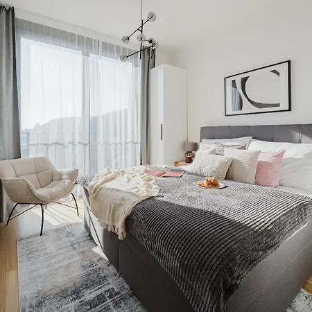 Apartment Days - With Garage And Balcony In Smichov Prague