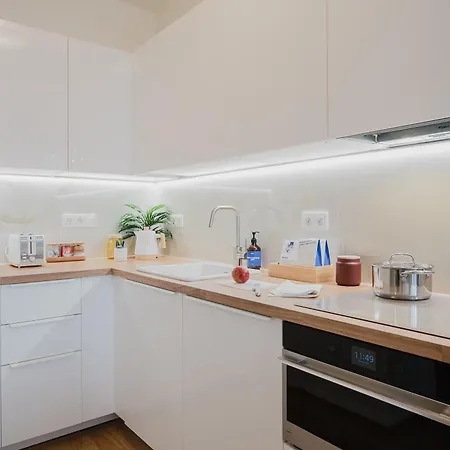 Days - With Garage And Balcony In Smichov * Praha