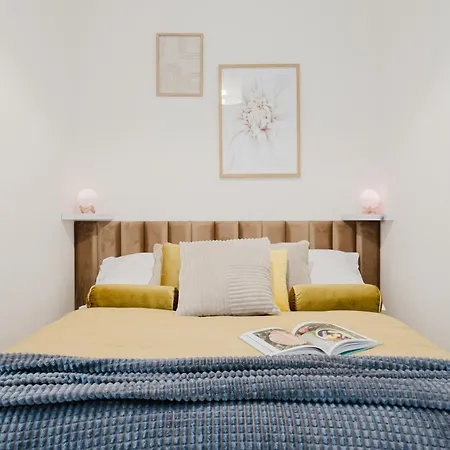 Days - With Garage And Balcony In Smichov *