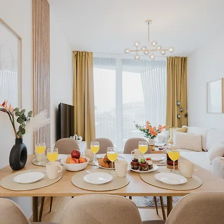 Days - With Garage And Balcony In Smichov * Praha