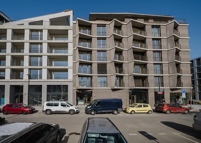 Days - With Garage And Balcony Near Center *